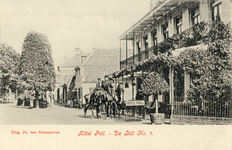 8095 Gezicht in de Dorpsstraat te De Bilt uit het westen, met rechts de voorzijde van het hotel Poll. N.B. In 1965 is ...